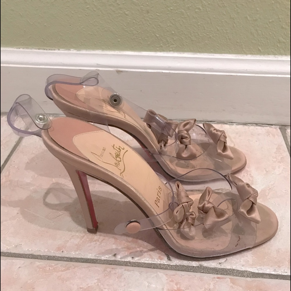 Light peachish cream colored sandals, bow accents